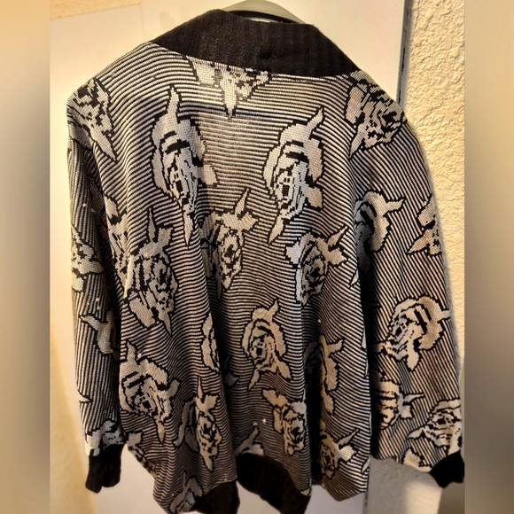 Vintage Velcro closure at the bottom of the sweater. Dress up or down. - Picture 1 of 3